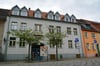 Im Fritz-Reuter-Haus ist die Musikschule zu Hause. Solange das Gebäude nicht verkauft ist, bleibt sie auch dort.