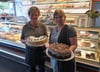 Die Verkäuferinnen Silke Gremzow und Galina Raguse sind gespannt, wie die Backwaren des Cafés Kolberg in Templin abschneiden.