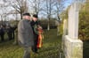 Gedenken an die Novemberprogrome: Bürgermeister Michael Koch (rechts) und der stellvertretende Präsident der Stadtvertretung, Bernhard Pollok, legten auf dem jüdischen Friedhof einen Kranz nieder.