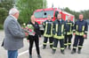 Harald Engler bedankte sich bei Anja Urban-Bieh (von links). Die Betriebsleiterin der Driving Center Groß Dölln GmbH hatte den Feuerwehrleuten das Fahrsicherheitstraining für ihr neues Tatra-Großtanklöschfahrzeug spendiert.