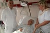 Dr. Salah Dikou, Oberarzt der Chirurgie im Demminer Krankenhaus, hat der 102-jährigen Anna Keding ein neues Hüftgelenk eingesetzt. Schwester Christine kümmert sich um die alte Dame.