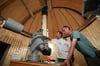 Joachim Duder (links) und Michael Dohrmann vom Förderverein der Sternwarte Remplin stehen in der Kuppel der ältesten Sternwarte in Mecklenburg-Vorpommern neben dem Teleskop. Seit 38 Jahren wird der Turm von einer Gruppe Freiwilliger restauriert, am 28. Juli wird sie offiziell wiedereröffnet.