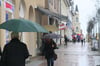 Auf die Strelitzer Straße in Neustrelitz wagte sich kaum jemand ohne Regenschirm.