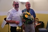 Der neue Präsident des Rotary Clubs Prenzlau bedankt sich mit Blumen beim gerade abgelösten Präsidenten: Hartmut Roll (links) und Thomas Märkel.