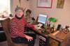 Der Berndshofer daheim in seinem kleinen Studio, wo unter anderem YouTube-Videos entstehen und auch Hörbücher.