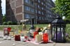Nach der Messerstecherei erinnerten Pasewalker in der Oststadt mit Kerzen und Blumen an den erstochenen 42-jährigen Mann.