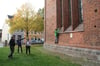 Schüler der Regionalschule machten sich am Dienstagvormittag an der Teterower Stadtkirche zu schaffen.