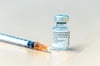 Ein Krankenpfleger im US-Bundesstaat Kalifornien ist eine Woche nach seiner ersten Corona-Impfung positiv auf das Virus getestet worden.