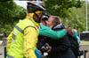 Emotionale Szenen im Ziel: Die Radsportler, die die 300 Kilometer absolviert haben, werden von ihren Lieben überglücklich in Empfang genommen. Es gibt Küsse und Umarmungen.