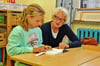 Annette Gräfin Hahn übt mit der kleinen Ida in der Grundschule Möllenhagen parallel zum Unterricht in Einzelbetreuung das Lesen.
