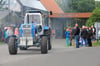 Vollgas voraus! Der Traktorenkorso durch den Ort startet für alle Teilnehmer am Agroneum.
