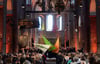 Drei Segel, die die einzelnen Kirchen symbolisieren, werden durch den Ratzeburger Dom getragen. Mit diesem Gottesdienst war die Nordkirche vor 10 Jahren gegründet worden.
