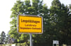 Leopoldshagen hat wieder einen Namen. Seit Donnerstag prangt am Ortseingang ein nagelneues Schild. Das alte wurde vor etwa drei Wochen geklaut.