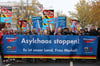 "Asylchaos stoppen! Es ist unser Land, Frau Merkel!" forderten die Teilnehmer der AfD-Demonstration in Rostock.