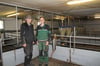 Bernd Klänhammer (links) und sein Sohn Jonas in ihrem Schweinestall in Penkun. Für gewöhnlich halten die beiden Landwirte um die 800 Schweine. Wegen der Afrikanischen Schweinepest haben sie alle Tiere verkauft. Wann wieder Leben in den Stall einziehen wird, ist derzeit ungewiss.