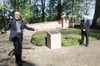 Vor zwei Jahren enthüllten Norbert Möller (links) und Rüdiger Prehn gemeinsam die neue Stele mit Namen sowjetischer Armeeangehöriger.  1960 wurde die Gedenkstätte errichtet und die Soldaten vom Neuen Markt zum Warener Friedhof umgebettet. Foto: I. Nehls