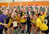 Holger Timm (Bildmitte), Geschäftsführer der Nordost-Sport GmbH, hatte den Frankfurterinnen den Pokal übergeben.