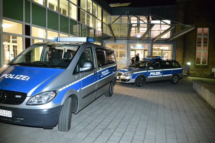 Betrunkener Greift Polizisten An