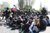 Gegendemonstranten blockieren in der Ihlenfelder Vorstadt am 1. Mai 2012 den Zug der Rechtsextremen.