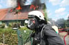 Die Flammen schlugen aus dem Dach, die Einsatzkräfte mussten Atemschutzkleidung tragen.