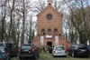 Rund 15 Autos fanden sich am Ostersonntag zum Autogottesdienst an der Kapelle in Battinsthal ein.
