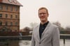 Daniel Priebe (SPD) ist in Neustrelitz aufgewachsen und strebt in seiner Heimatstadt nun das Bürgermeisteramt an. Als junger Politiker sei er offen für Neues, aber auch für Kritik, sagt er.