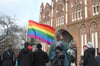 Offenbar weil er diese Regenbogenfahne zusammengerollt unter dem Arm trug, wurde ein Neubrandenburger Schwulen-Aktivist mit einer Flasche beworfen.