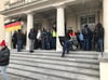 Ein kräftiger Graupelschauer zwang die Teilnehmer der Malchiner Protestkundgebung zu Beginn, den Schutz des Rathaus-Balkons zu suchen.