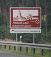 So sieht eines der Willkommen-Schilder an der Autobahn in Franken aus. Vorpommern-Staatssekretär Patrick Dahlemann wünscht sich solche Schilderhinweise auch an der A 20 – dann mit dem Hinweis: „Metropolregion Stettin“.