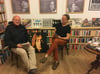 Henning Ihlenfeldt (links) und Reinhard Bär haben ihrem Idol John Lennon eine Ausstellung im Buchladen in Fürstenwerder gewidmet.