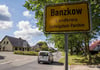 Beamte des BKA und der Bundespolizei durchsuchten am Montag Wohnungen und Geschäftsräume in mehreren Orten in Mecklenburg-Vorpommern, unter anderem in Banzkow bei Schwerin.