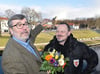 Oranienburgs Bürgermeister Laesicke (SPD) gratulierte Sprengmeister Andre Müller (rechts), der die Bombe unschädlich gemacht hatte.