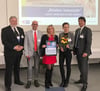 Die Interessengemeinschaft konnte bei der IHK Ostbrandenburg mit dem Konzept „Prenzlau on Ice” punkten: City-Managerin Susanne Ramm (Mitte) nahm die Auszeichnung entgegen.