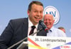 Michael Sack kam auf dem CDU-Landesparteitag in Güstrow auf knapp 95 Prozent der Stimmen. Mit dabei auch der Bundestagsabgeordnete Eckhardt Rehberg (hinten). In seiner Heimat Vorpommern ist Sack – noch – bekannter als im Rest des Landes.