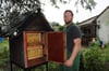 Imker Marcel Reetz klopft auf Holz. Bisher sind keine Fälle von Bienenklau aus der Uckermark bekannt.