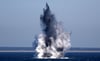 Zwei Wasserbomben aus dem Zweiten Weltkrieg werden in der Ostsee vor MV gezielt gesprengt. (Archivbild)