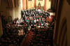 Rund 120 Mitwirkende gestalteten unter der Leitung von Kantorin Christiane Drese ein Konzert in der Warener Georgenkirche, für das sie stehende Ovationen bekamen.