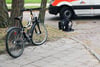 Weil ein Junge die Kontrolle über sein Fahrrad verlor, kollidierte er mit einem Pkw (Symbolbild).
