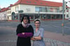 Daniela Hömke (links) und Annett Malchow haben einst im Markcenter Strasburg (im Hintergrund) gearbeitet. Inzwischen sind sie bei Conny Hauswaren schräg gegenüber beschäftigt. Das Marktcenter wird heute versteigert.