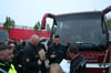 Kurz vor der Abfahrt nach Rostock-Laage: Polizei und Ordnungsamt besprechen die letzten Details, ehe es für die Albaner zum Flughafen geht.