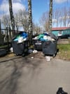 Überfüllte Müllcontainer in der Dargitzer Straße 27/28 in Pasewalk – inzwischen ist der Müll aber abgefahren.