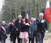Die Delegation aus Frankreich zieht traditionell zur Erinnerung an die Ermordeten im Belower Wald zur Gedenkstätte. [KT_CREDIT] FOTO: Thomas Beigang