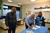 Die Verträge sind unterzeichnet. Offiziell hat Nordkurier-Chef-redakteur Jürgen Mladek (links) das Fotoarchiv an Karsten Behrens vom Demminer Heimatverein übergeben.