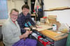 In der neuen Holzwerkstatt kann unter Anleitung gebastelt werden. Werkzeuge und Material sind vorhanden. Im Bild: Chris Szymanek (links) und Eugen Florescu.