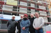 Die beiden Vorstände der Wohnungsgenossenschaft Prenzlau, Petra Müller (Mitte) und Hans-Peter Wolf (Zweiter von rechts), dankten den Vertretern der Baufirmen und dem Architekten.
