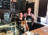 Amelie Kemmerzehl und Tom Slotta wohnen im Bahnhofsgebäude von Fürstenberg und haben dort nun ein Café eröffnet. Es ist täglich geöffnet.