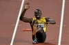 Usain Bolt liegt auf der Bahn, nachdem er als Schlussläufer von Jamaikas Staffelquartett 50 Meter vor dem Ziel gestrauchelt war.