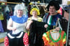 Astrid Hampel, Katrin Penke und Annette Abert (von links) zeigen eine kleine Auswahl aus dem großen Kostümfundus.
