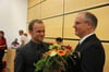 Der Chef gratuliert seinem neuen Vize: Silvio Witt (links) und Peter Modemann.