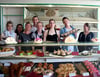 Stolz präsentieren die Auszubildenden zusammen ihrer Lehrerin Kerstin Schnor-Krohn (3. von links) ihre Köstlichkeiten.
